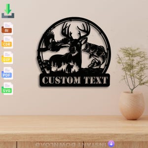 Peut inclure: Décoration murale en métal noir représentant un cerf, un canard et un poisson dans un cadre circulaire. Le design comprend une scène de forêt et le texte "CUSTOM TEXT" en bas. L'œuvre est exposée sur une surface en bois.