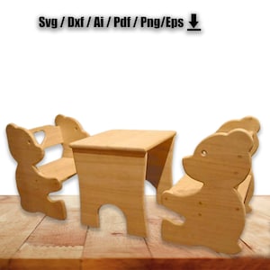 Puede incluir: Una mesa y dos sillas de madera para niños con forma de osos. La mesa y las sillas son sin terminar y tienen un color de madera natural.