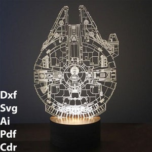 Könnte beinhalten: Ein weißes, beleuchtetes, 3D-gedrucktes Modell des Raumschiffs Millennium Falcon. Das Modell steht auf einem schwarzen Holzsockel.