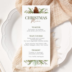 Könnte beinhalten: Eine Weihnachtskarte mit einem festlichen Design mit Kiefernästen, Tannenzapfen und goldenen Akzenten. Das Menü umfasst eine Vorspeise, ein Hauptgericht und ein Dessert. Der Text lautet: "Weihnachtsmenü", "Vorspeise", "Blätterteigtaschen mit Jakobsmuscheln, weiße Butter mit Zitrusfrüchten", "Hauptgericht", "Hausgemachte, halbgegarte Foie Gras aus Kortrijk, Früchte und Gemüse in Karamell-Essig", "Rustikales Brioche, frischer schwarzer Locken, Büffel-Taleggio, Selleriesauce", "Dessert", "'Comme un Javanais' Schokolade und Kaffee", "Yuzu-Tartelette, Baiser"