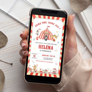 Op de afbeelding: Een smartphonescherm met een verjaardagsuitnodiging in circusthema met rood- en cr&egrave;mekleurige gestreepte randen. De tekst luidt: COME ONE, COME ALL!, STEP RIGHT UP TO JOIN THE FUN!, HELENA IS TURNING 6, 18 OKTOBER, SHOWTIME: 16:00 UUR.