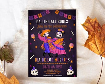 Könnte beinhalten: Eine rechteckige Einladungskarte mit dunkelviolettem Hintergrund, die zwei tanzende Skelette in traditioneller Kleidung zeigt. Der Text lautet: CALLING ALL SOULS, join us to celebrate, DIA DE LOS MUERTOS, 02.11 at 6PM, CASA DE SOFIA, 21 CALAVERA AVENUE, LOS ANGELES, CA, RSVP to Sofia at 123.456.7890.