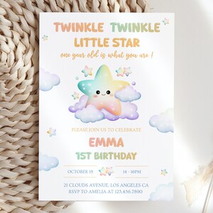 Peut inclure: Une étoile de couleur arc-en-ciel pastel avec un visage souriant sur un fond blanc. L'étoile est entourée de nuages. Le texte "Twinkle Twinkle Little Star" est en haut de la carte. Le texte "one year old is what you are!" est sous l'étoile. Le texte "Please join us to celebrate Emma 1st Birthday" est sous les nuages. Le texte "October 18 14-16PM 21 Clouds Avenue, Los Angeles CA RSVP to Amelia at 123.456.7890" est en bas de la carte.
