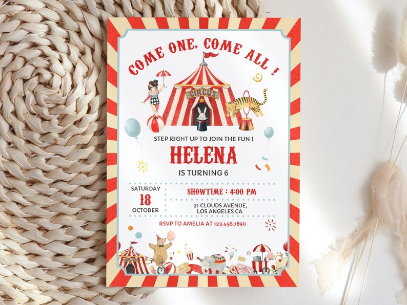 Op de afbeelding: Een rechthoekige verjaardagsuitnodiging met een circusthema en een rood-witte gestreepte rand. Het ontwerp bevat illustraties van een circustent, een tijger, een beer en een olifant. De tekst luidt: COME ONE, COME ALL, HELENA IS TURNING 6.