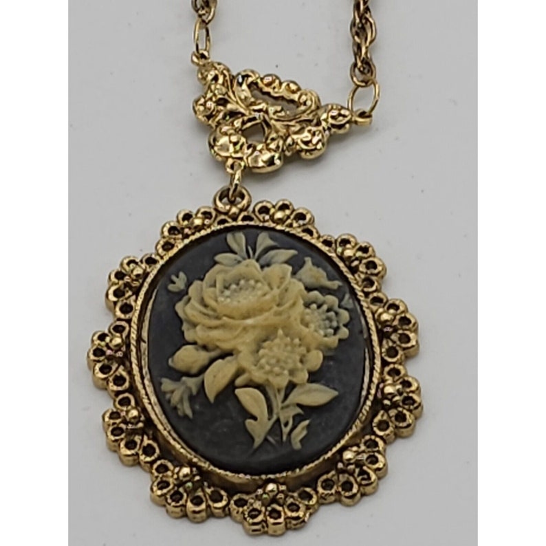 Vintage Large Cream Rose Cameo Necklace 24-in Chain Gold Tone image 7