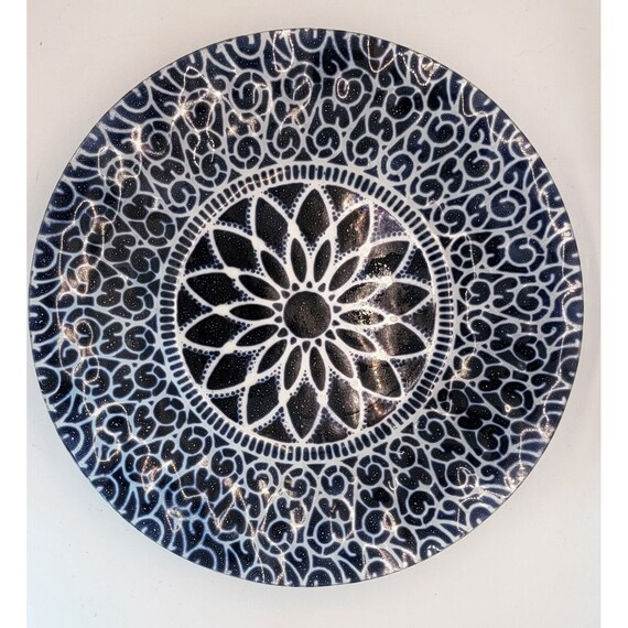 SYDENSTRICKER Fused Handcrafted Black Petals Daisy Flowers Round Glass Plate