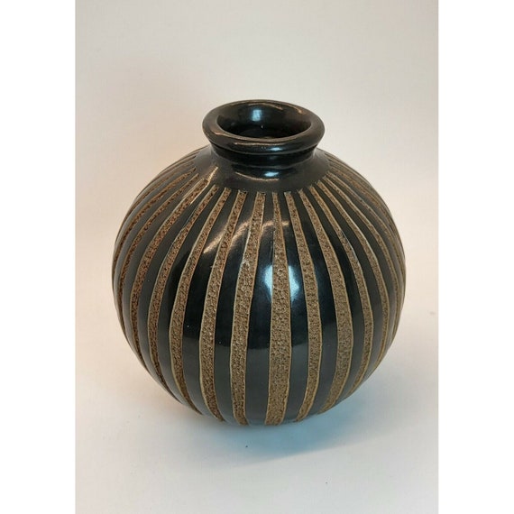 Nicaraqua Hand-made Pottery Vase by Renown Artist Claudia Gallegos Vintage