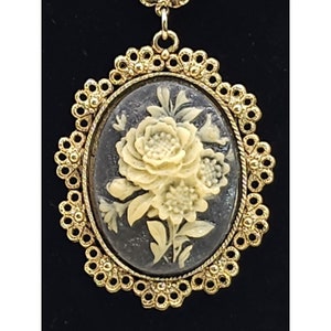 Vintage Large Cream Rose Cameo Necklace 24-in Chain Gold Tone image 3