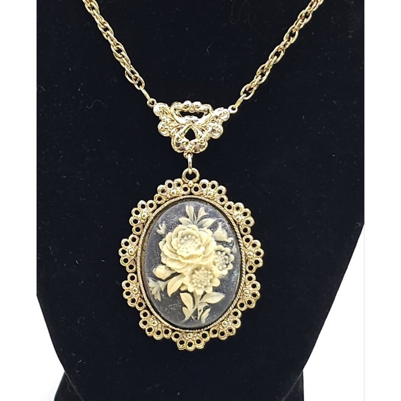 Vintage Large Cream Rose Cameo Necklace 24-in Chain Gold Tone image 1