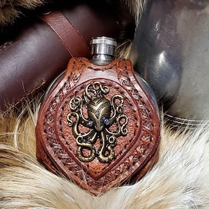 Leather Flask Holder for DnD – Handmade Round Canteen Holster, LARP & Renaissance Faire Gear, Medieval Pirate Cosplay Accessory