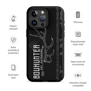 Op de afbeelding: Zwarte telefoonhoes met een wit hert silhouet en de tekst "BOWHUNTER FST OUTDOORS". De hoes is gemaakt van een dubbellaags materiaal met een TPU-voering en een polycarbonaat buitenkant.