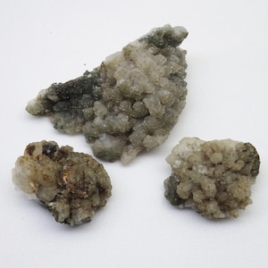 Francolite (bogaty w węglany fluorapatyt) na kwarcu, okaz minerału kornwalijskiego, Fowey Consols, Tywardreath, Kornwalia, Wielka Brytania. Kolekcja Levers