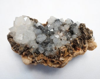 Cuarzo, galena y calcopirita sobre ankerita o siderita. Ejemplar mineral probablemente procedente de las minas Nenthead, Alston Moor, Cumbria, Reino Unido. Colección Levers.