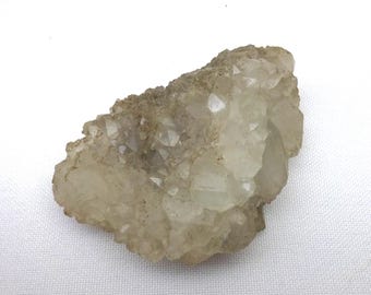 Francolita (fluoroapatita rica en carbonato) sobre cuarzo, mineral de Cornualles, Consols de Fowey, Tywardreath, Cornualles, Procedencia: Colección Levers