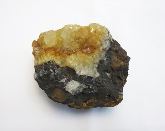 Ejemplar mineral de Cornualles. Goethita bandeada y cuarzo, mina de hierro real de Restormel, Cornualles, Reino Unido. Procedencia: Colección Levers. Rocas.