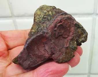 Ejemplar de mineral de hematita, atribuido a la mina Shallow Water, Blisland, Cornualles, Reino Unido. Colección Levers de minerales y rocas de Cornualles.