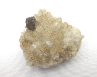 Francolita (fluoroapatita rica en carbonatos) sobre cristal de cuarzo y calcopirita, mineral de Cornualles, Consols de Fowey, Tywardreath, Reino Unido, Colección Levers