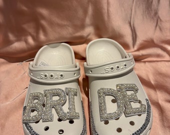 Crocs de boda blancos únicos con BRIDE Pearl croc Jibbitz - Boda - Gallina - Luna de miel - Hecho a mano