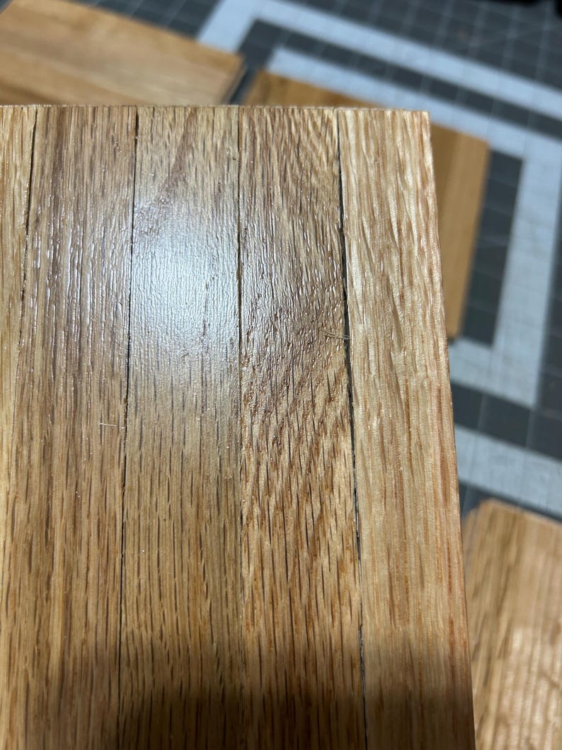 Puede incluir: Primer plano de una superficie de madera con un patr&oacute;n de veta de madera natural. La madera es de color marr&oacute;n claro y tiene un acabado liso y pulido.