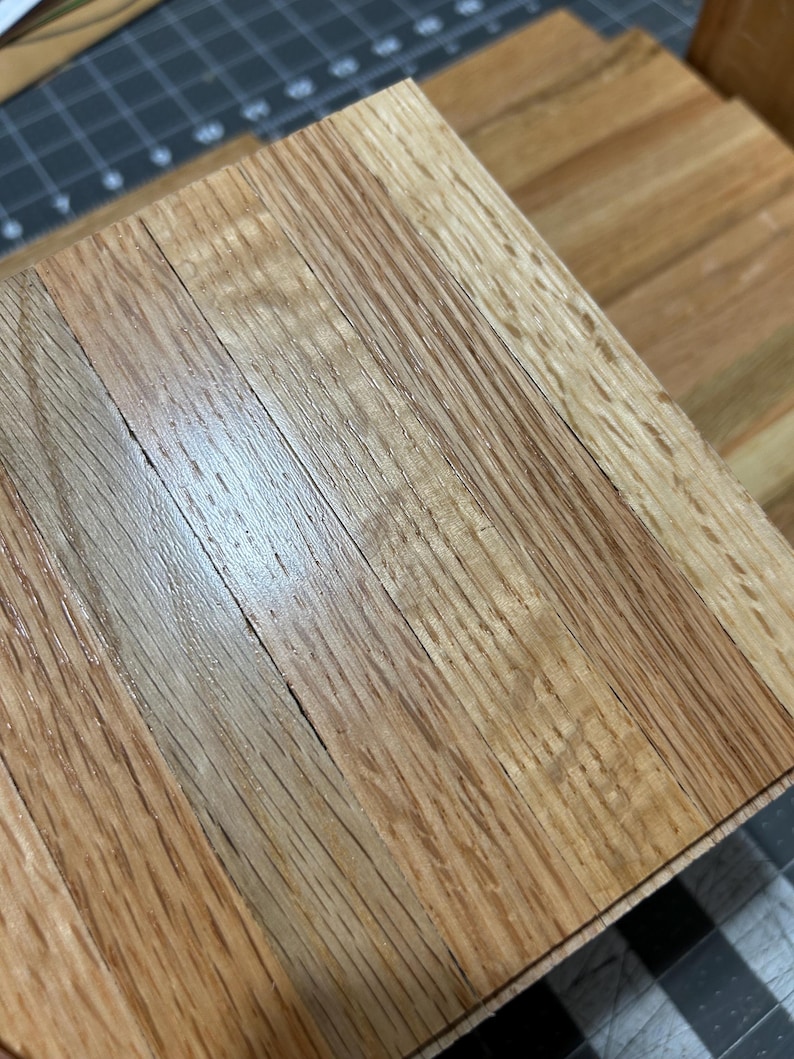 Puede incluir: Primer plano de una superficie de madera hecha de m&uacute;ltiples tiras de madera. La madera tiene un patr&oacute;n de veta natural y un color marr&oacute;n claro.