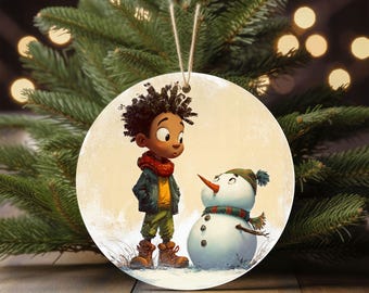Adorno de cerámica para árbol navideño con ilustración de niño afroamericano y muñeco de nieve