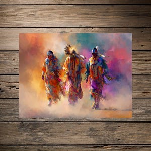 Op de afbeelding: Een artistieke print toont drie figuren in kleurrijke inheemse Amerikaanse ceremoniële kleding. De figuren zijn in beweging, met levendige tinten oranje, geel, blauw en paars. De achtergrond is een mix van kleuren, wat een gevoel van beweging en energie creëert.