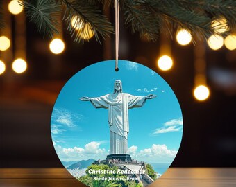 Adorno de cerámica del Cristo Redentor: recuerdo de viaje para colgar en las fiestas.