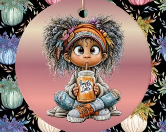 Adornos de cerámica, Niña disfrutando de un café con leche de calabaza, Decoración otoñal original, Exhibidor de estante, Colgador de coche, Regalo para amantes del café