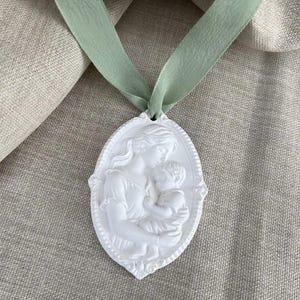 Medallón colgante "Maternidad" – Decoración poética con minerales en yeso blanco, ideal como regalo de nacimiento o del Día de la Madre, o como difusor de fragancias.