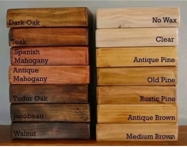Op de afbeelding: Een kleurenkaart voor houtbeits met 10 verschillende houtbeitskleuren. De kleuren zijn van boven naar beneden gelabeld: Donker eiken, Teak, Spaans mahonie, Antiek mahonie, Tudor eiken, Jacobean, Walnoot, Geen was, Helder, Antiek grenen, Oud grenen, Rustiek grenen, Antiek bruin, Middelbruin.