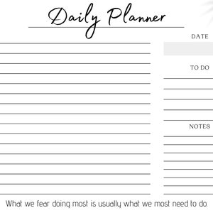 Op de afbeelding: Een zwart-witte dagelijkse planner met een eenvoudig ontwerp. De planner heeft secties voor de datum, de to-do-lijst en notities. De planner bevat ook een citaat: "Wat we het meest vrezen om te doen, is meestal wat we het meest moeten doen."
