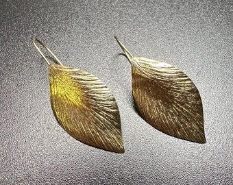 Prachtige 14 kt geelgouden oorbellen met bladeren en bladeren