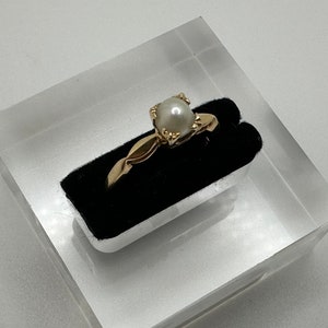 Cute and Classic Vintage 14k Gold 5mm Pearl Ring - Size 6.5