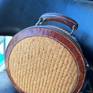 Estuche vintage para bolso con asa de cuero y tejido