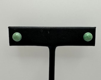 Kolczyki-sztyfty z 13-karatowego żółtego złota z kulkami awenturynu o średnicy 6 mm i miniaturowym wzorem