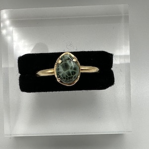 Beautiful and Unique Vintage 14k Yellow Gold Green Agate Ring Size 8