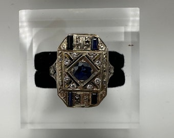Art-deco ring met 18 kt geelgouden diamanten saffier