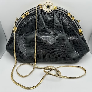 Finesse La Model Clutch de piel de serpiente negro convertible en bolso de hombro Adornos en tono dorado y piedras negras