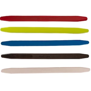 Puede incluir: Cinco tiras de herramientas de plástico en diferentes colores: rojo, amarillo, azul, marrón y rosa. Las tiras son todas del mismo tamaño y forma, y están dispuestas en una fila de arriba a abajo.