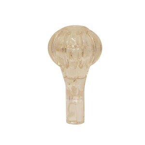 Peut inclure: Un bouchon de bouteille en verre transparent avec un dessus bombé texturé et une base cylindrique.