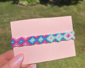 Pulseira da Amizade Artesanal com Padrão de Diamante e Design Ajustável com Nós
