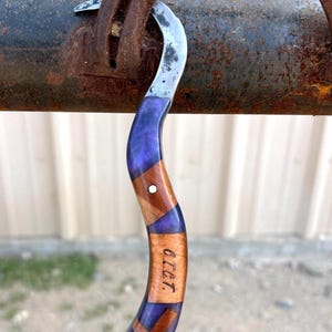 Limpiador de cascos hecho a mano con mango de resina y herradura. Herramienta ecuestre.