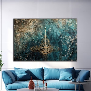 Può includere: Un'opera d'arte da parete in tela astratta verde acqua e oro con calligrafia araba. La tela è testurizzata con glitter dorato e ha uno sfondo marmorizzato blu e verde.