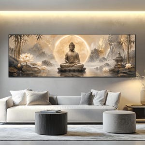 Puede incluir: Un cuadro panorámico de pared que presenta una figura central de Buda sentada en pose meditativa, rodeada por un halo circular brillante, flores de loto, tallos de bambú y una pagoda de piedra, todo en tonos suaves de beige y marrón.