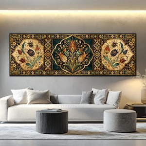 Op de afbeelding: Een lang rechthoekig wandkunstwerk met een centraal donkerblauwgroen paneel met een goudomlijnd bloemmotief, geflankeerd door twee beige panelen. Elk gedeelte toont gedetailleerde illustraties van rode, blauwe en gouden tulpen en bladeren.
