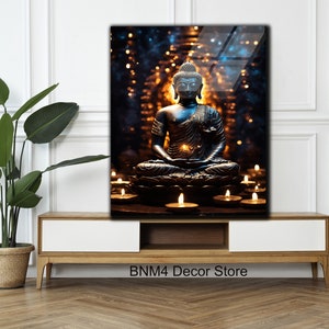 Puede incluir: Una estatua de Buda azul oscuro se sienta en una postura meditativa con velas que la rodean. El fondo es azul oscuro con luces doradas y blancas.