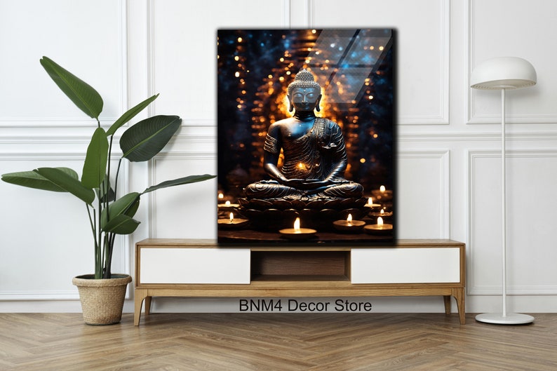 Puede incluir: Una estatua de Buda azul oscuro se sienta en una postura meditativa con velas que la rodean. El fondo es azul oscuro con luces doradas y blancas.