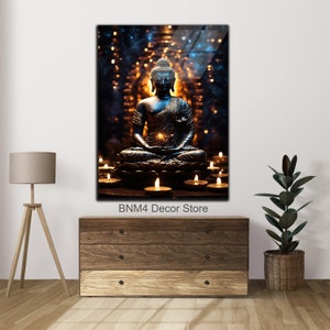 Puede incluir: Una estatua negra de Buda sentada en una postura meditativa rodeada de velas encendidas sobre un fondo oscuro con un brillo dorado.
