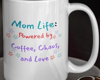 Mom Life-koffiemok | Mogelijk gemaakt door koffiechaos en liefde | Moederdagcadeau voor moeder | Grappige moedermok | Leuke koffiekop met bloemen moeder, verjaardag
