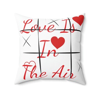 Kissen mit Liebe ist in der Luft Text und Herzen Grafik, individuelle quadratisches Kissen, Wohndekor, Dekoratives Kissen, Innenkissen